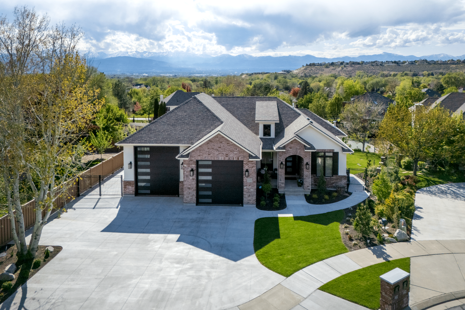 Luxury custom home in Draper, Utah by Modern International Builders with mountain views